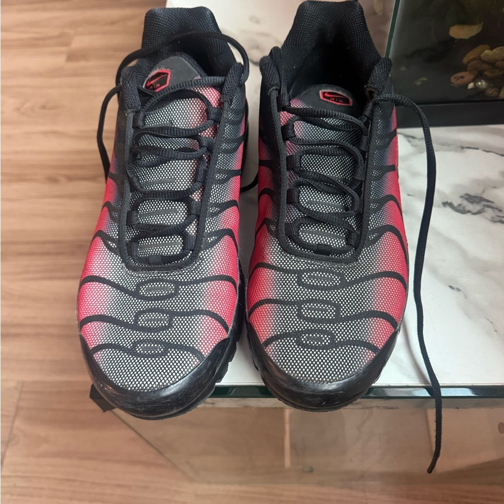 Nike Men's Black and Pink Gradient Running Sneakers